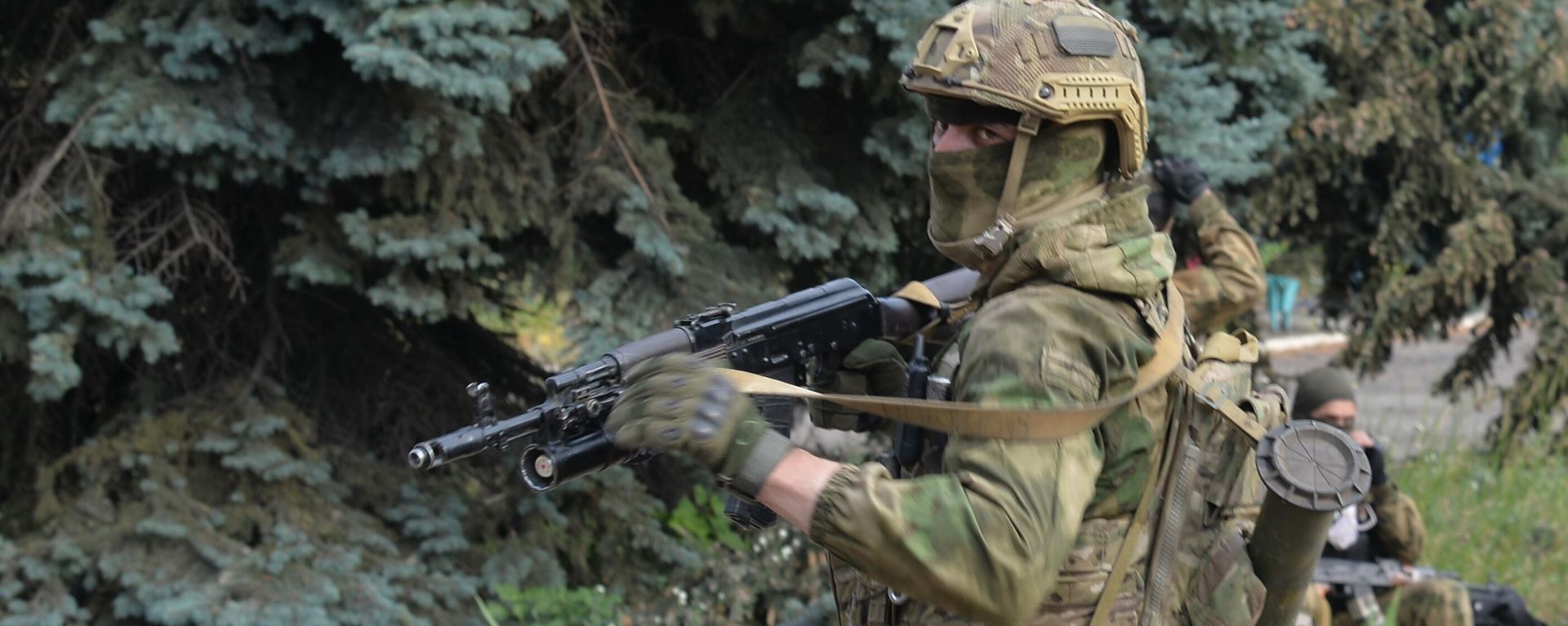 Um soldado do regimento especial é visto durante a operação militar da Rússia na aldeia de Zolote-2, distrito de Severodonetsk, República Popular de Lugansk, 24 de junho de 2022 - Sputnik Brasil, 1920, 30.09.2026