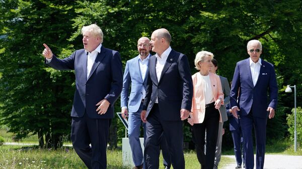 Da esquerda para a direita: o primeiro-ministro britânico Boris Johnson, o presidente do Conselho Europeu, Charles Michel, o chanceler alemão Olaf Scholz, a presidente da Comissão Europeia, Ursula von der Leyen, ao lado do presidente dos EUA, Joe Biden, se dirigem para o local da foto oficial dos líderes na Cúpula do G7, em Elmau, sul da Alemanha, 26 de junho de 2022 - Sputnik Brasil