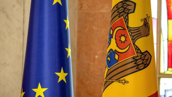 Bandeiras nacionais da Moldávia e da União Europeia em uma coletiva em Chisinau da presidente moldava Maia Sandu sobre a concessão à Moldávia do status de país candidato ao ingresso na União Europeia  - Sputnik Brasil