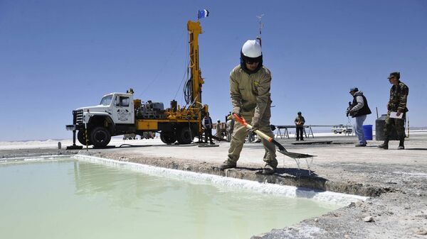 Empregado na usina de lítio em Rio Grande, Bolívia - Sputnik Brasil