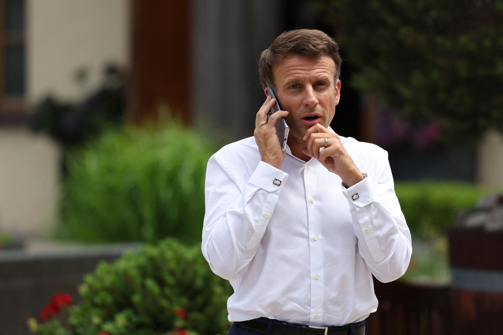 O presidente da França, Emmanuel Macron, fala ao telefone antes de uma sessão de trabalho no Castelo de Elmau, sul Alemanha, durante a Cúpula do G7, 27 de junho de 2022  - Sputnik Brasil, 1920, 29.06.2022