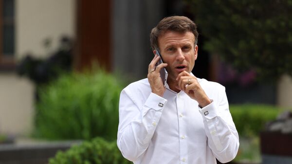 O presidente da França, Emmanuel Macron, fala ao telefone antes de uma sessão de trabalho no Castelo de Elmau, sul Alemanha, durante a Cúpula do G7, 27 de junho de 2022  - Sputnik Brasil