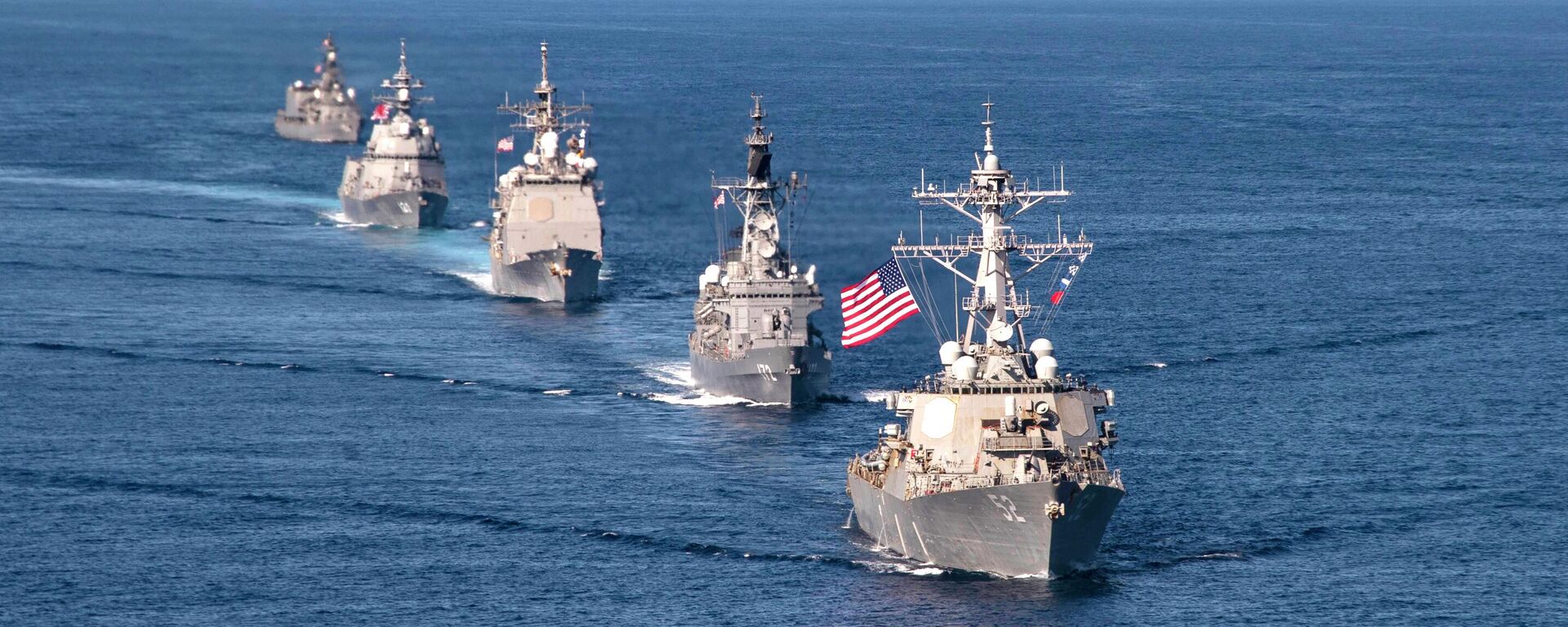 Grupo liderado por porta-aviões USS Ronald Reagan dos EUA, com participação do Japão e do Canadá, durante os exercícios navais Keen Sword 21, no mar das Filipinas, em 26 de outubro de 2020 (foto de arquivo) - Sputnik Brasil, 1920, 04.08.2022