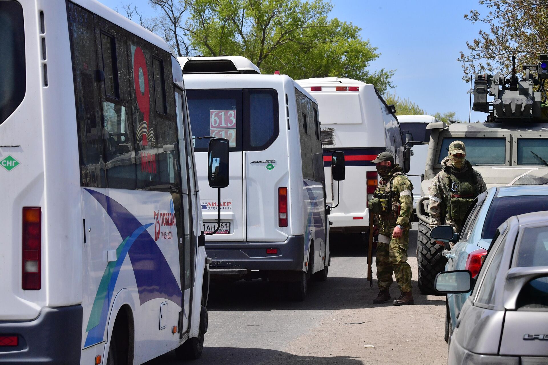 Ônibus com refugiados fazem fila para checagem na vila de Bezymennoye, na República Popular de Donetsk (RPD) - Sputnik Brasil, 1920, 02.07.2022