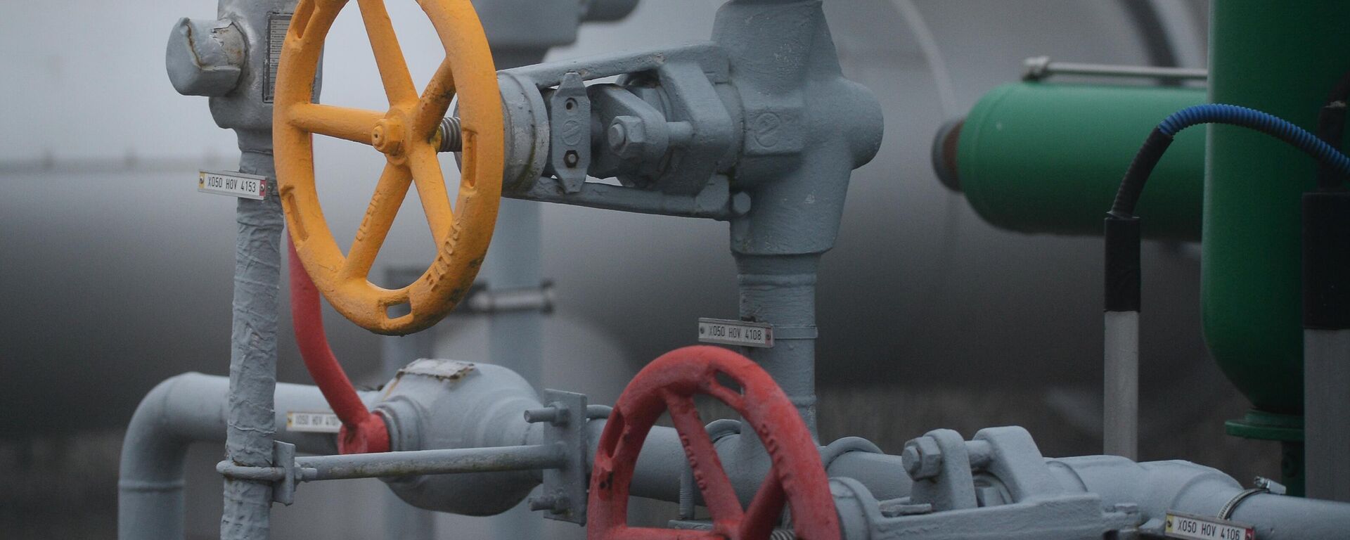 Válvulas de tubulação do gasoduto Gazela, que transporta gás russo para a União Europeia, entre a República Tcheca e a Alemanha, em 23 de novembro de 2021 - Sputnik Brasil, 1920, 10.05.2024