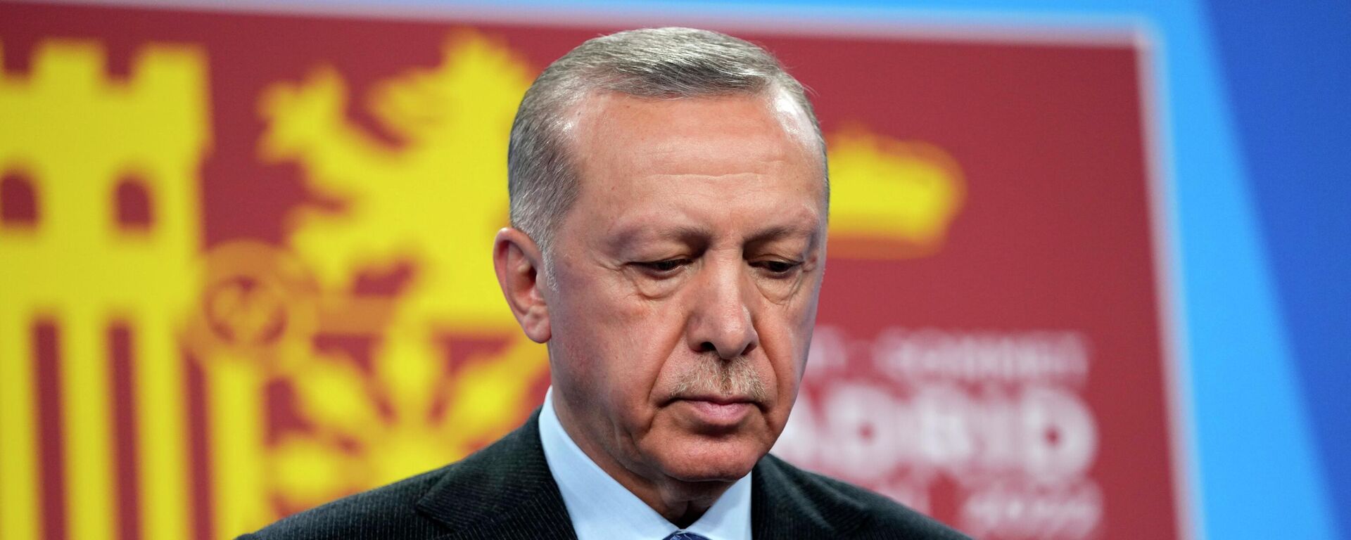 O presidente turco Recep Tayyip Erdogan testa o microfone antes de discursar em uma coletiva de imprensa em uma cúpula da OTAN em Madri, Espanha, na quinta-feira, 30 de junho de 2022 - Sputnik Brasil, 1920, 01.07.2022
