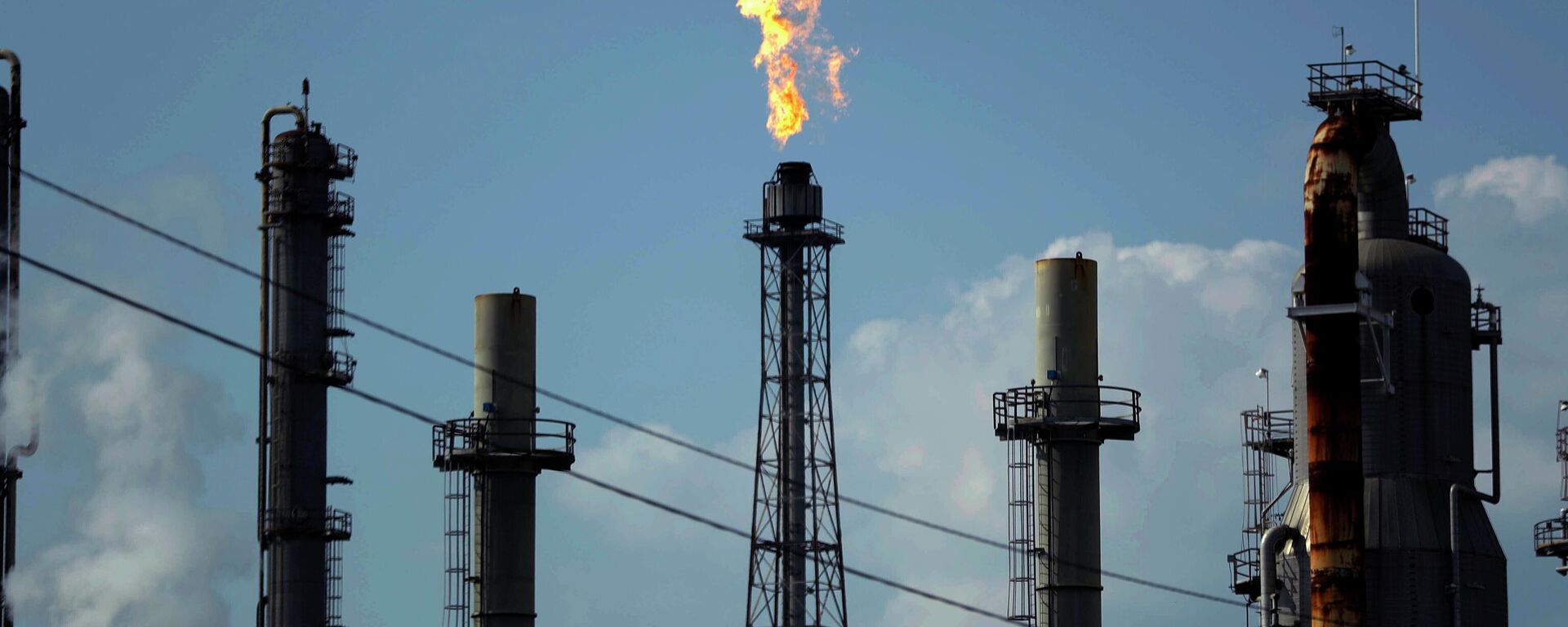 Uma chama queima em uma refinaria então operada pela Shell e atualmente de posse da mexicana Pemex, em Deer Park, Texas, EUA, 31 de agosto de 2017 - Sputnik Brasil, 1920, 12.02.2024