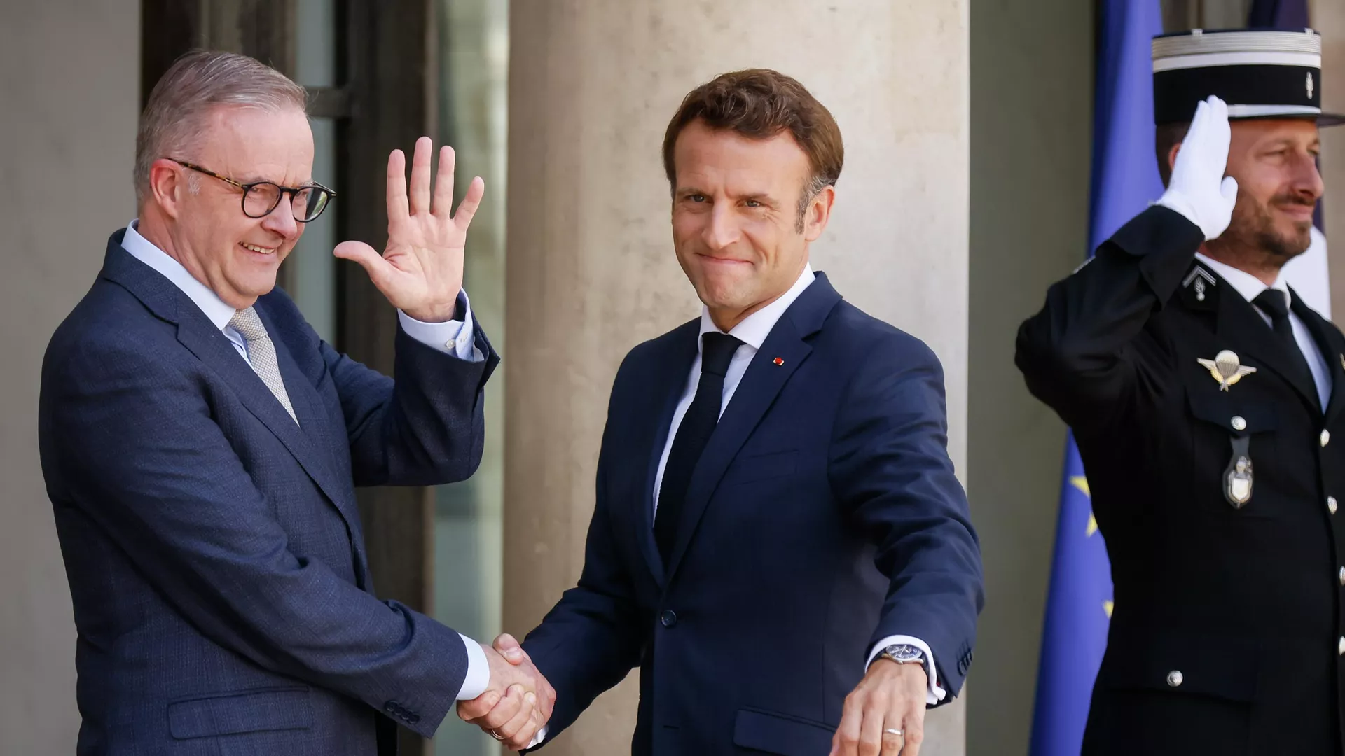 O premiê australiano, Anthony Albanese (à esquerda), aperta a mão do presidente francês, Emmanuel Macron (à direita), durante visita ao Palácio do Eliseu, em Paris, 1º de julho de 2022 O premiê australiano, Anthony Albanese (à esquerda), aperta a mão do presidente francês, Emmanuel Macron (à direita), durante visita ao Palácio do Eliseu, em Paris, 1º de julho de 2022 - Sputnik Brasil, 1920, 02.07.2022