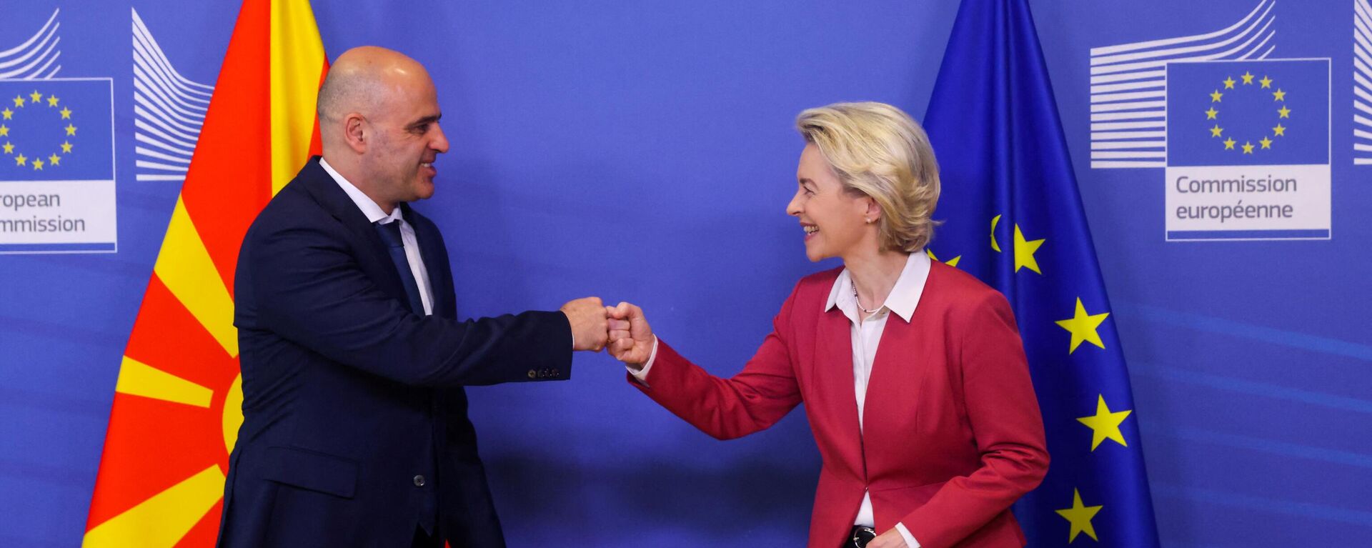 O primeiro-ministro da Macedônia do Norte, Dimitar Kovacevski, é recebido pela presidente da Comissão Europeia, Ursula von der Leyen, antes de uma reunião sobre a situação na Ucrânia em Bruxelas, Bélgica, em 4 de fevereiro de 2022 - Sputnik Brasil, 1920, 02.07.2022