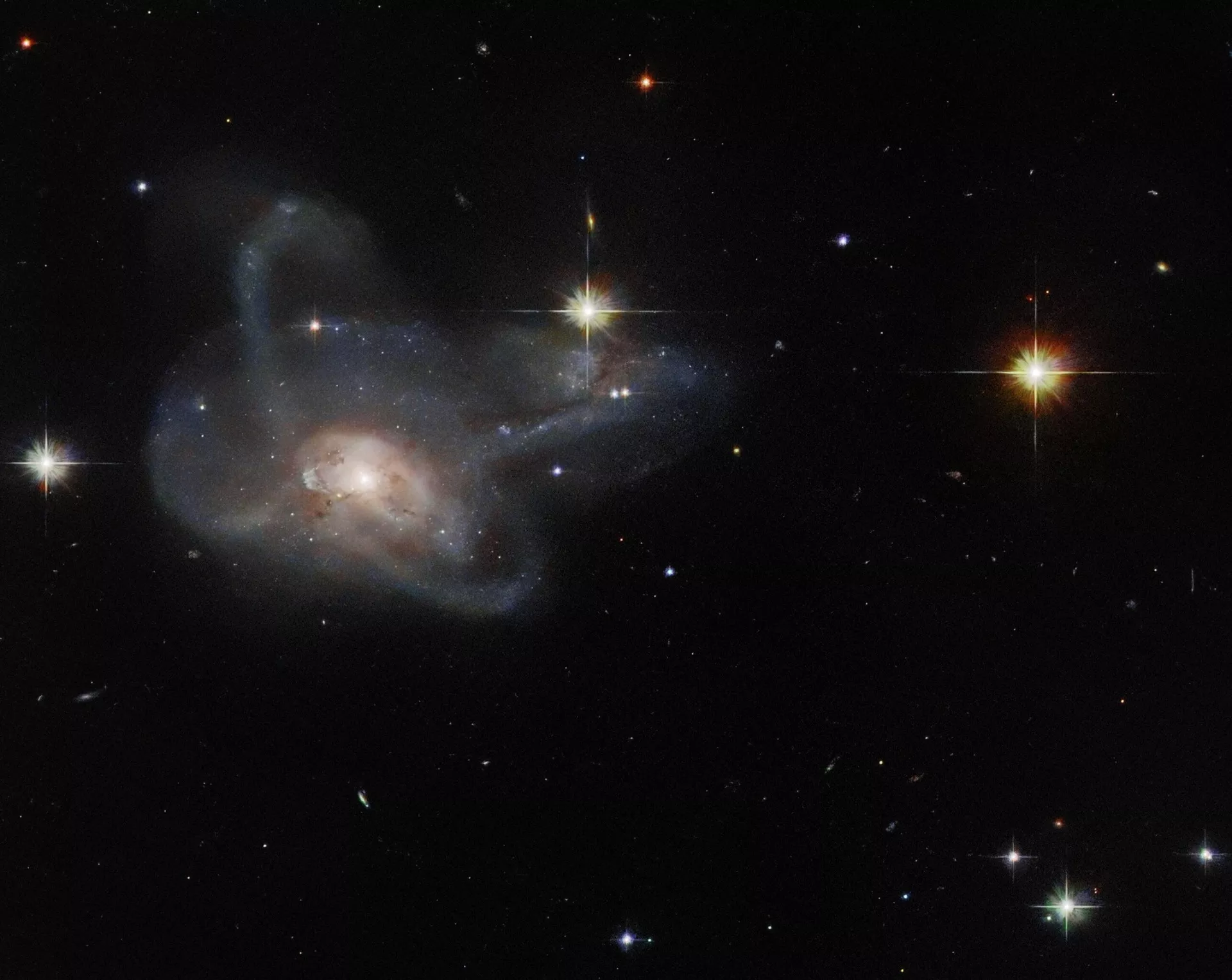 A CGCG 396-2 é uma galáxia incomum multibraços, localizada na constelação Orion, a aproximadamente 520 milhões de anos-luz da Terra A CGCG 396-2 é uma galáxia incomum multibraços, localizada na constelação Orion, a aproximadamente 520 milhões de anos-luz da Terra - Sputnik Brasil, 1920, 04.07.2022