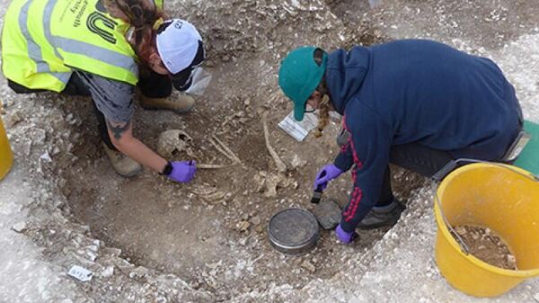 Arqueólogos da Universidade de Bournemouth descobriram restos de pessoas pré-históricas e sacrifícios animais em um assentamento da Idade do Ferro no Reino Unido - Sputnik Brasil