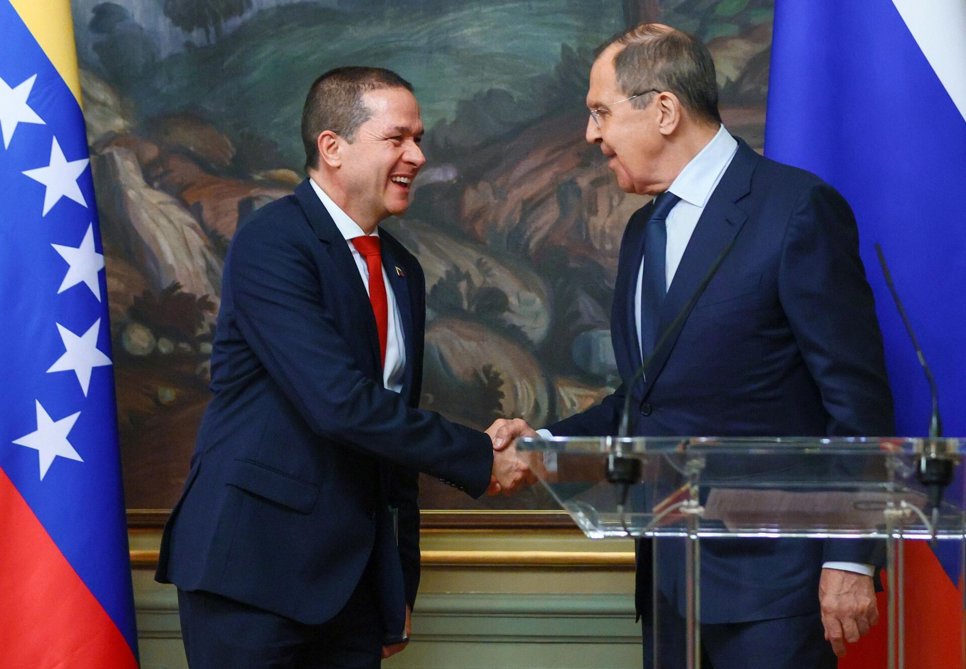 O ministro das Relações Exteriores da Rússia, Sergei Lavrov (à direita), e seu equivalente venezuelano, Carlos Faría, durante coletiva de imprensa após encontro em Moscou, 4 de julho de 2022 - Sputnik Brasil, 1920, 04.07.2022