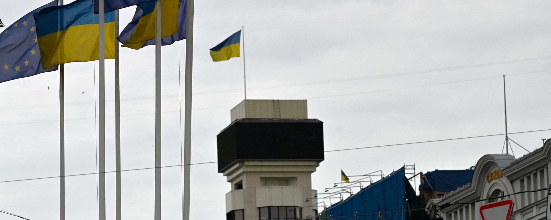 Bandeiras da Ucrânia e da União Europeia tremulando em Kiev, Ucrânia, 24 de junho de 2022 - Sputnik Brasil, 1920, 26.07.2022