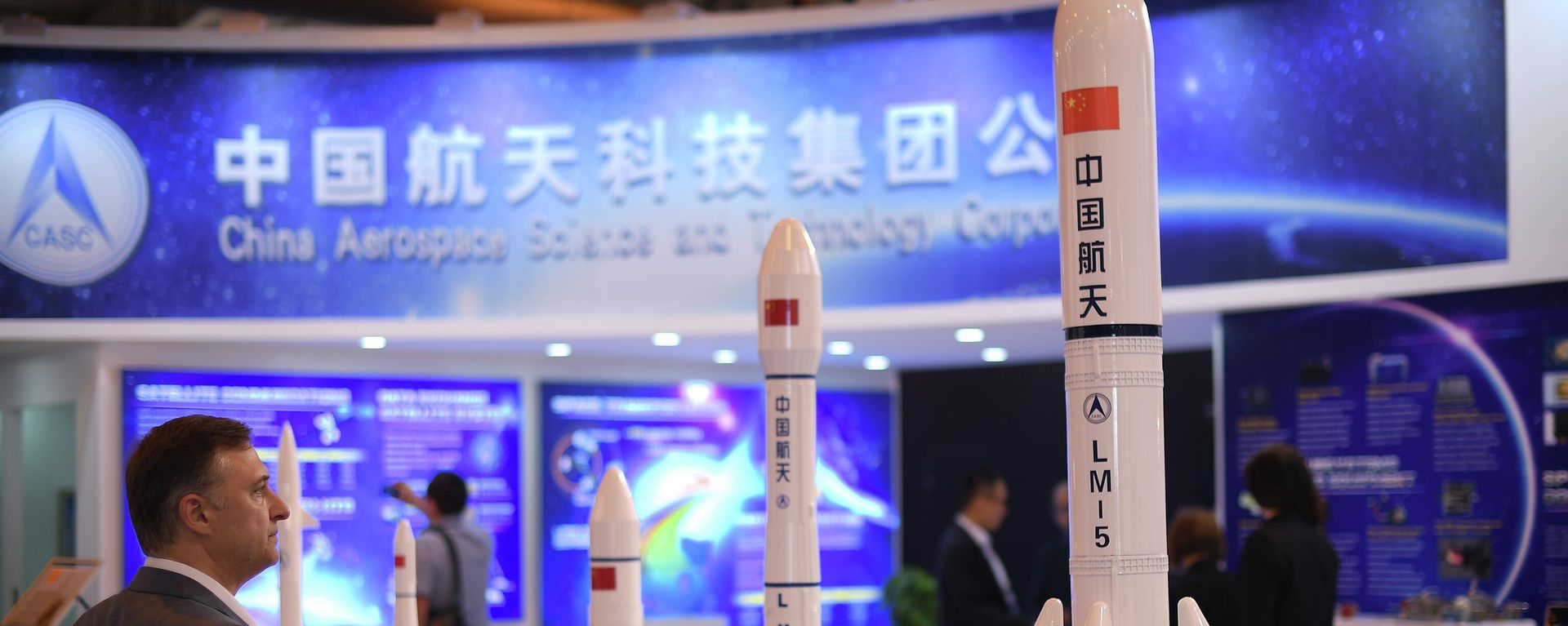 Visitante observa estande chinês no Salão Internacional de Aviação e Espaço MAKS, em Zhukovsky, Rússia, 20 de julho de 2017 - Sputnik Brasil, 1920, 27.08.2026