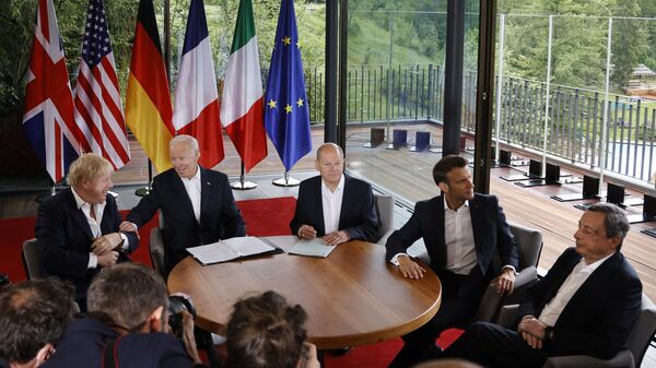 Da esquerda à direita em frente de uma mesa, no último dia da cúpula do G7, Boris Johnson, primeiro-ministro do Reino Unido, Joe Biden, presidente dos EUA, Olaf Scholz, chanceler da Alemanha, Emmanuel Macron, presidente da França, e Mario Draghi, primeiro-ministro de Itália, no Castelo Elmau, Alemanha, 28 de junho de 2022 - Sputnik Brasil