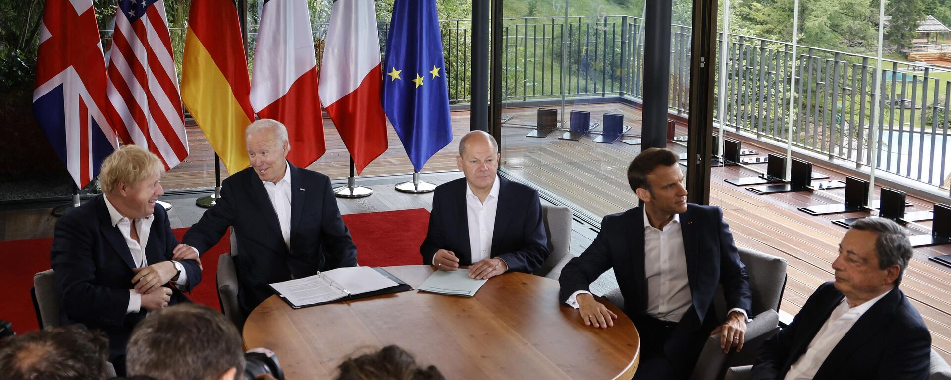 Da esquerda à direita em frente de uma mesa, no último dia da cúpula do G7, Boris Johnson, primeiro-ministro do Reino Unido, Joe Biden, presidente dos EUA, Olaf Scholz, chanceler da Alemanha, Emmanuel Macron, presidente da França, e Mario Draghi, primeiro-ministro de Itália, no Castelo Elmau, Alemanha, 28 de junho de 2022 - Sputnik Brasil, 1920, 06.07.2022