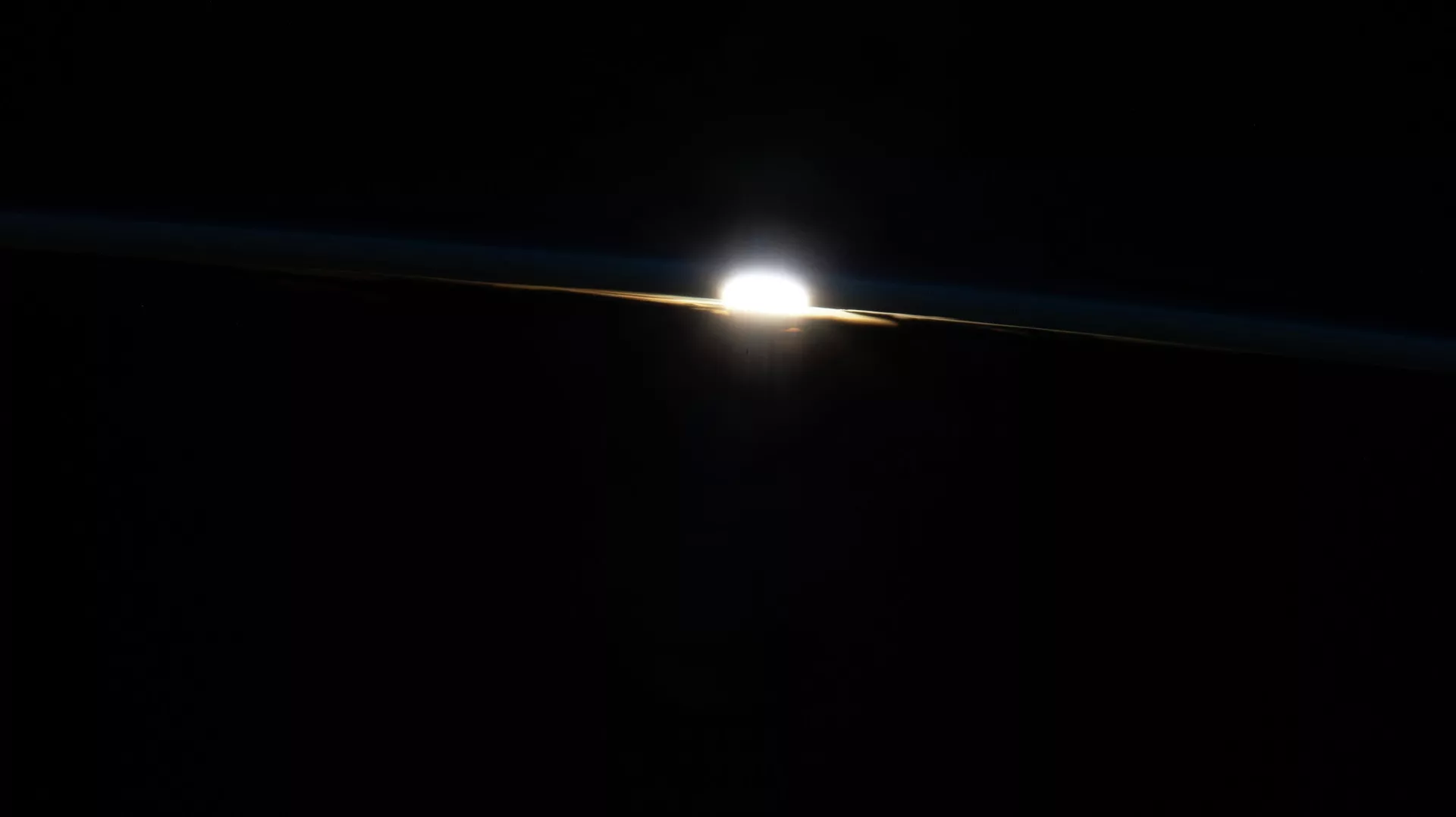 A NASA mostrou os últimos raios de um pôr do sol orbital explodindo através do horizonte, enquanto a Estação Espacial Internacional voava a 415 quilômetros sobre o Brasil A NASA mostrou os últimos raios de um pôr do sol orbital explodindo através do horizonte, enquanto a Estação Espacial Internacional voava a 415 quilômetros sobre o Brasil - Sputnik Brasil, 1920, 06.07.2022