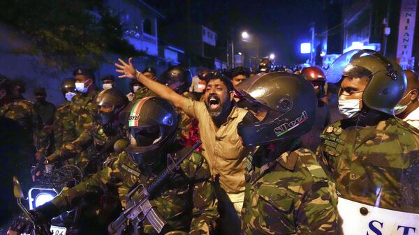 Homem grita slogans contra o governo durante protesto perto da residência privada presidencial, nos arredores de Colombo, Sri Lanka, 31 de março de 2022 - Sputnik Brasil