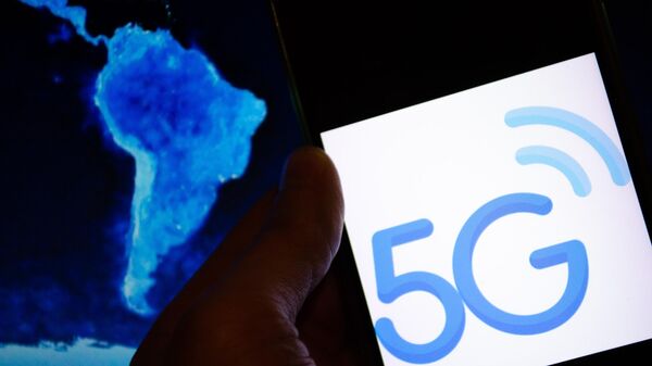  Brasília (DF) terá 5G a partir da quarta-feira e será primeira cidade do país com a tecnologia, diz conselheiro da Anatel. Na imagem, simbolo 5G  em telas de fundo, estados brasileiros, 4 de julho de 2022 - Sputnik Brasil