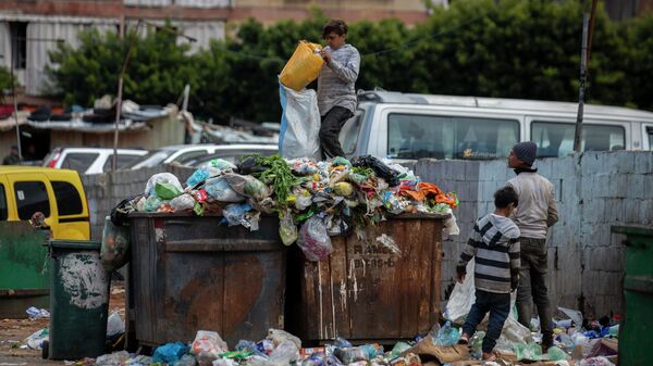Crianças buscam objetos de valor em lixeira perto de mercado em Beirute, no Líbano - Sputnik Brasil