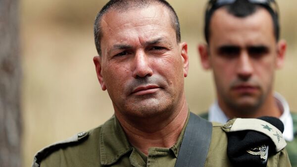 O major-general do exército israelense Eyal Zamir, chefe do comando sul, observa enquanto está perto da fronteira Israel-Gaza no kibutz sul de Nahal Oz em 20 de abril de 2018 - Sputnik Brasil