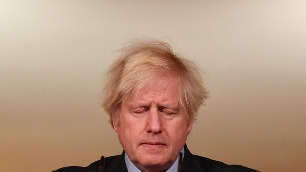 Boris Johnson fecha os olhos durante coletiva de imprensa em Downing Street, Londres, Reino Unido, 26 de janeiro de 2021 - Sputnik Brasil