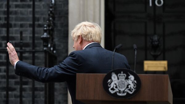 Boris Johnson, primeiro-ministro britânico, acena após declaração em Downing Street, Londres, Reino Unido, 7 de julho de 2022 - Sputnik Brasil