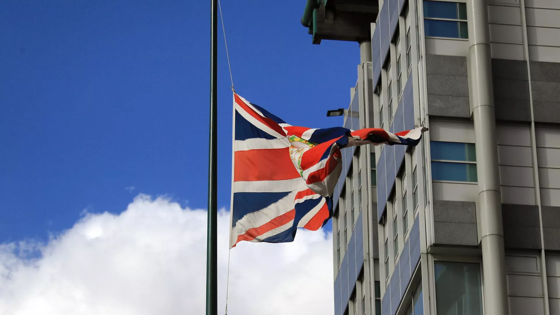Bandeiras a meio-mastro na Embaixada do Reino Unido em Moscou por ocasião da morte do esposo da rainha britânica Elisabeth II – Philip, duque de Edimburgo, 9 de abril de 2021 - Sputnik Brasil, 1920, 07.07.2022