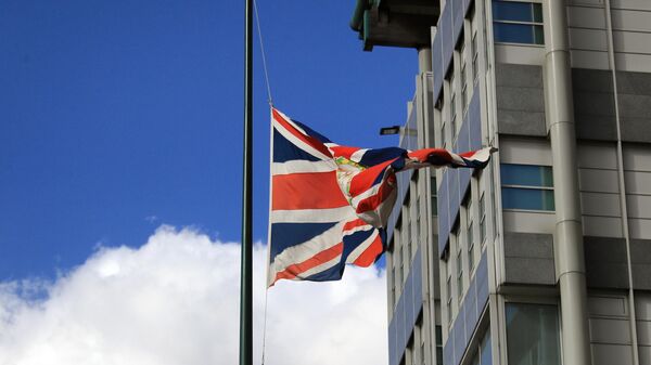 Bandeiras a meio-mastro na Embaixada do Reino Unido em Moscou por ocasião da morte do esposo da rainha britânica Elisabeth II – Philip, duque de Edimburgo, 9 de abril de 2021 - Sputnik Brasil