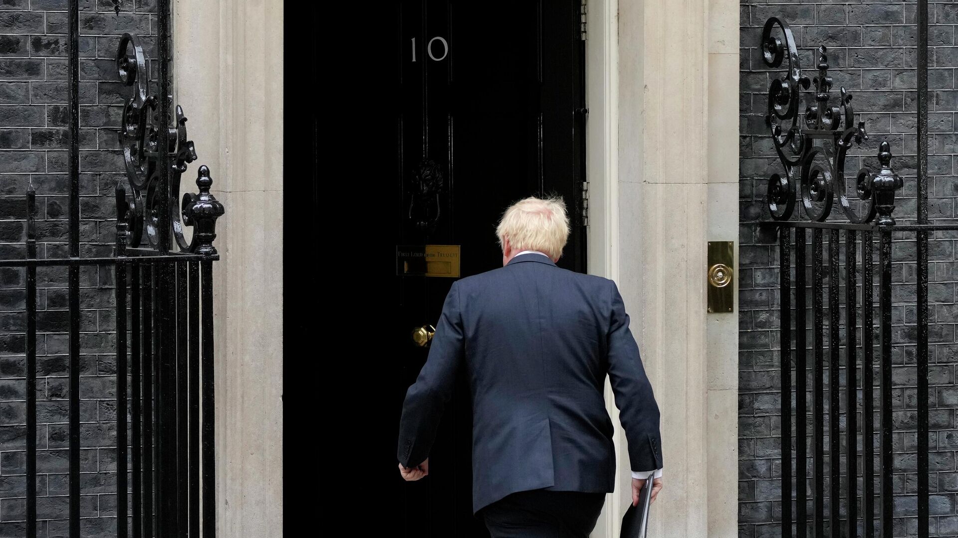 Primeiro-ministro britânico Boris Johnson depois de ler um comunicado do lado de fora de 10 Downing Street, Londres, de renúncia formal como líder do Partido Conservador, 7 de julho de 2022 Primeiro-ministro britânico Boris Johnson depois de ler um comunicado do lado de fora de 10 Downing Street, Londres, de renúncia formal como líder do Partido Conservador, 7 de julho de 2022 - Sputnik Brasil, 1920, 07.07.2022