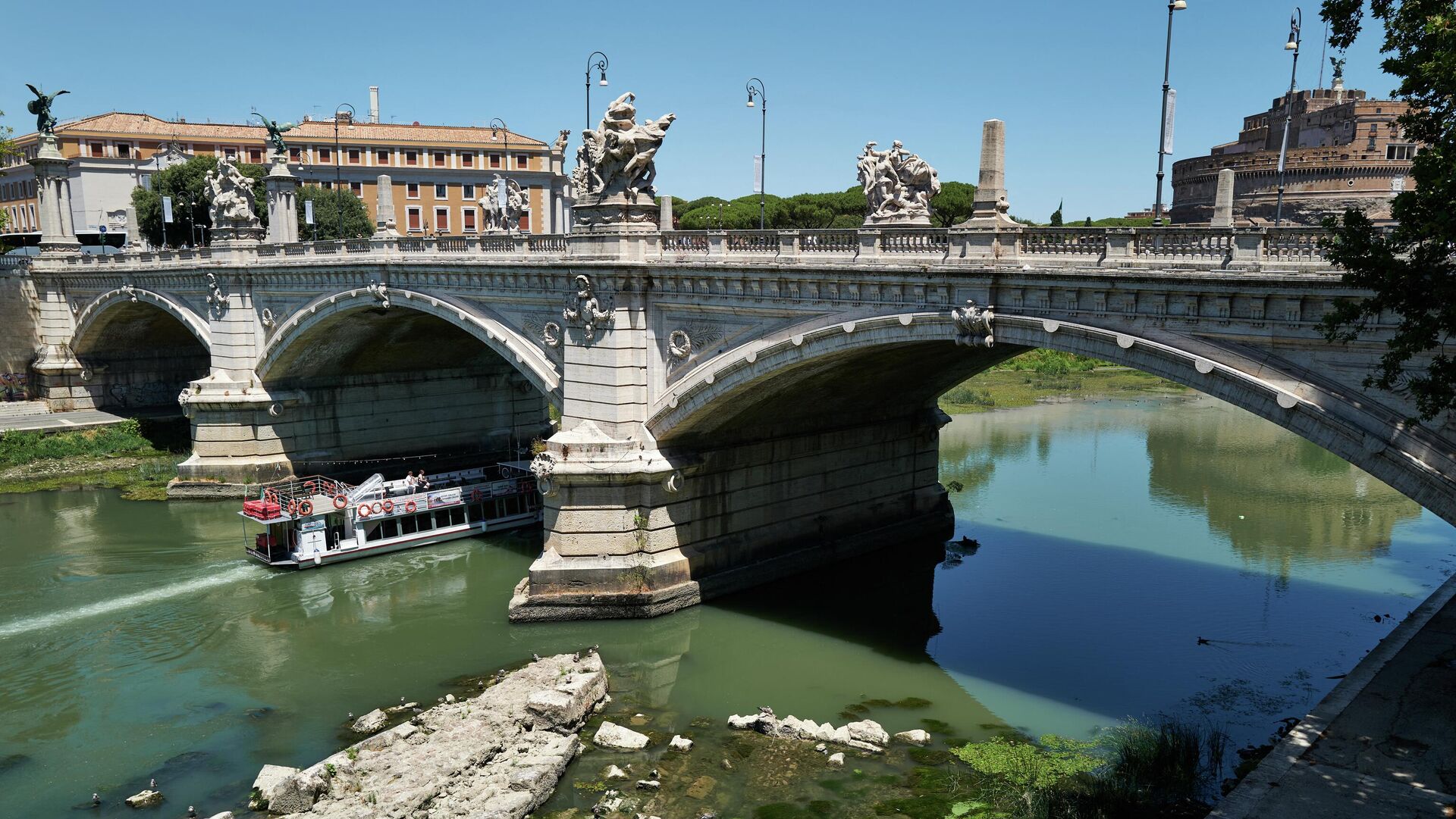 Foto mostra o baixo nível das águas do rio Tibre perto da Ponte Vittorio Emanuele II, revelando uma antiga ponte construída sob o reinado do imperador romano Nero, 2 de julho de 2022 - Sputnik Brasil, 1920, 07.07.2022