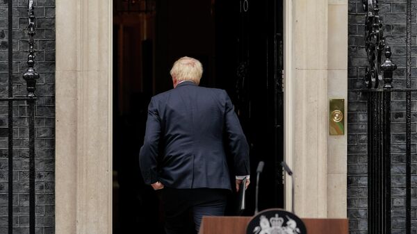O primeiro-ministro Boris Johnson entra na 10 Downing Street, depois de ler seu comunicado de renúncia, 7 de julho de 2022 - Sputnik Brasil