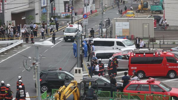 Cordão policial no local da tentativa de assassinato do ex-premiê japonês Shinzo Abe na cidade japonesa de Nara - Sputnik Brasil