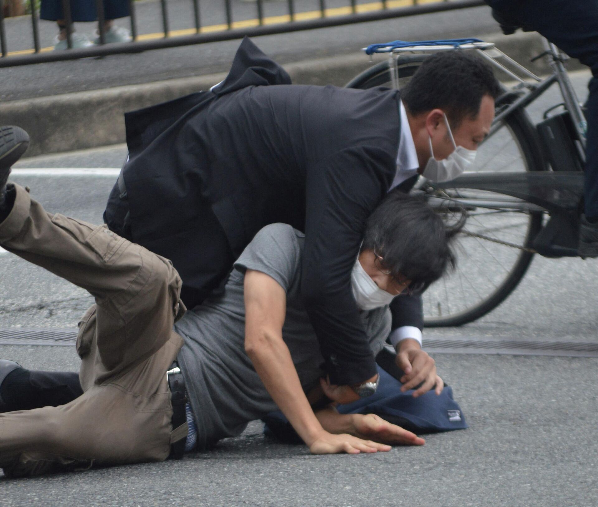 Detenção do suspeito que disparou contra o ex-premiê japonês Shinzo Abe em Nara em 8 de julho de 2022  - Sputnik Brasil, 1920, 08.07.2022