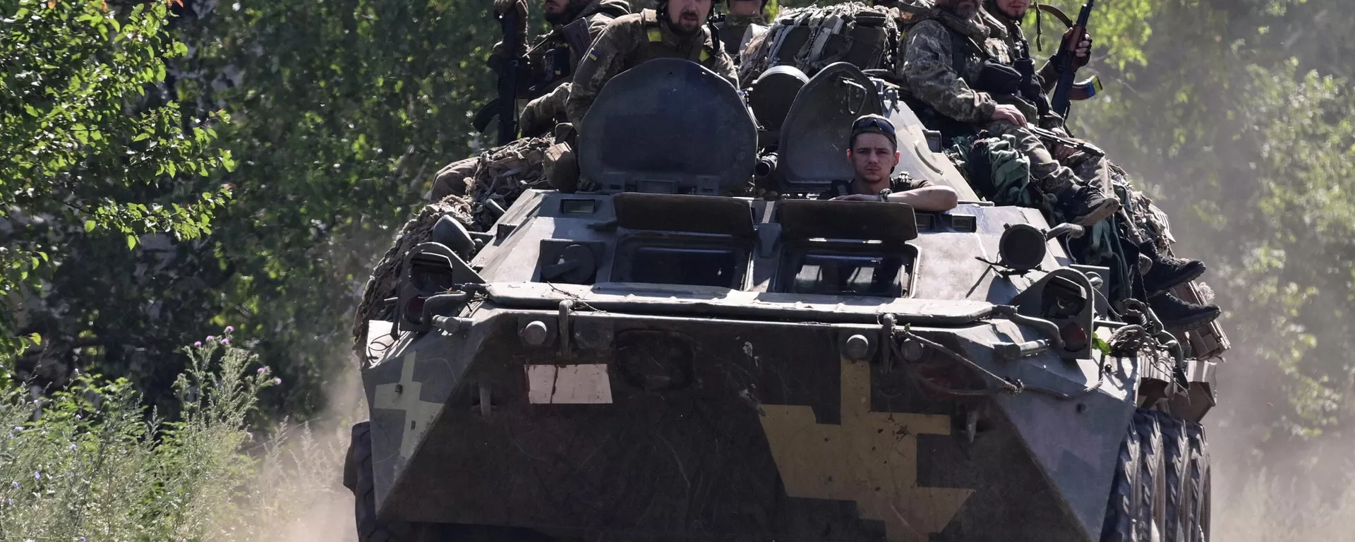 Soldados ucranianos se deslocam por estrada usando veículo de combate blindado, no interior da região de Donetsk, em 8 de julho de 2022 - Sputnik Brasil, 1920, 08.07.2022