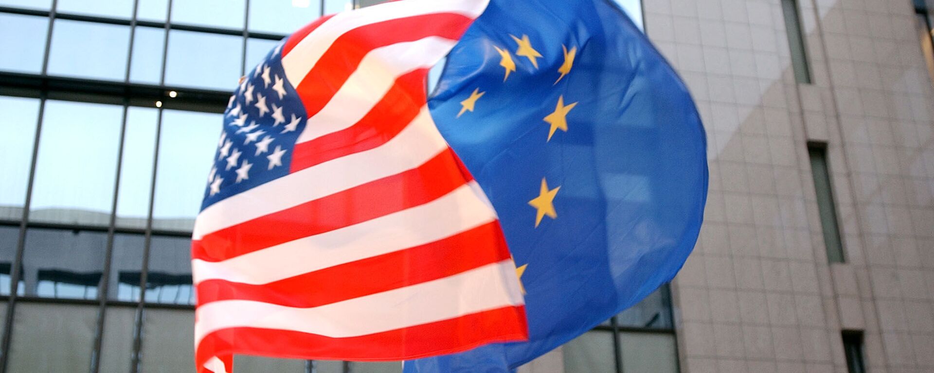 Bandeiras dos Estados Unidos e da União Europeia no edifício do Parlamento Europeu em Bruxelas (foto de arquivo)  - Sputnik Brasil, 1920, 09.07.2022