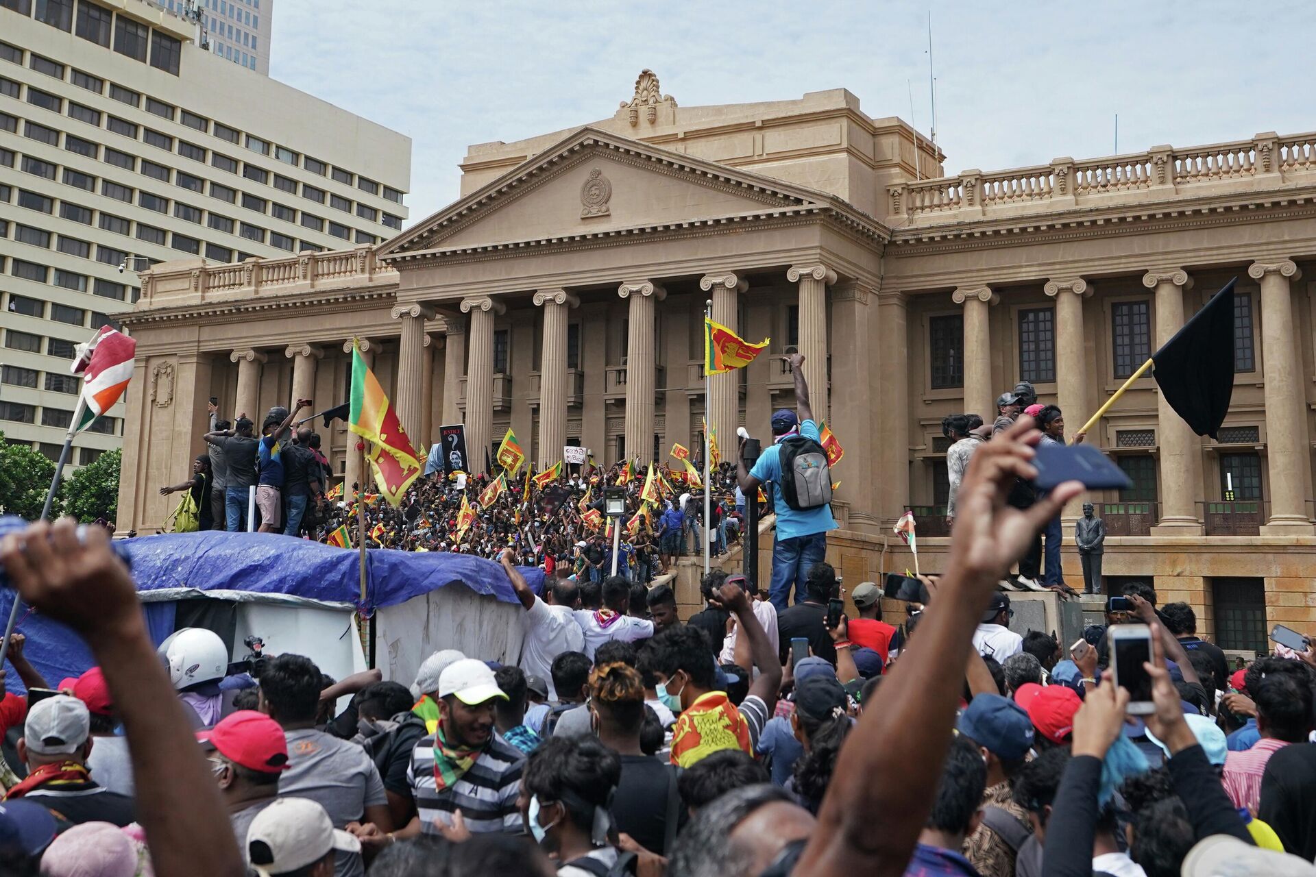 Manifestantes no entorno do escritório presidencial do governo do Sri Lanka, durante protestos, em 9 de julho de 2022, em Colombo, no Sri Lanka - Sputnik Brasil, 1920, 09.07.2022