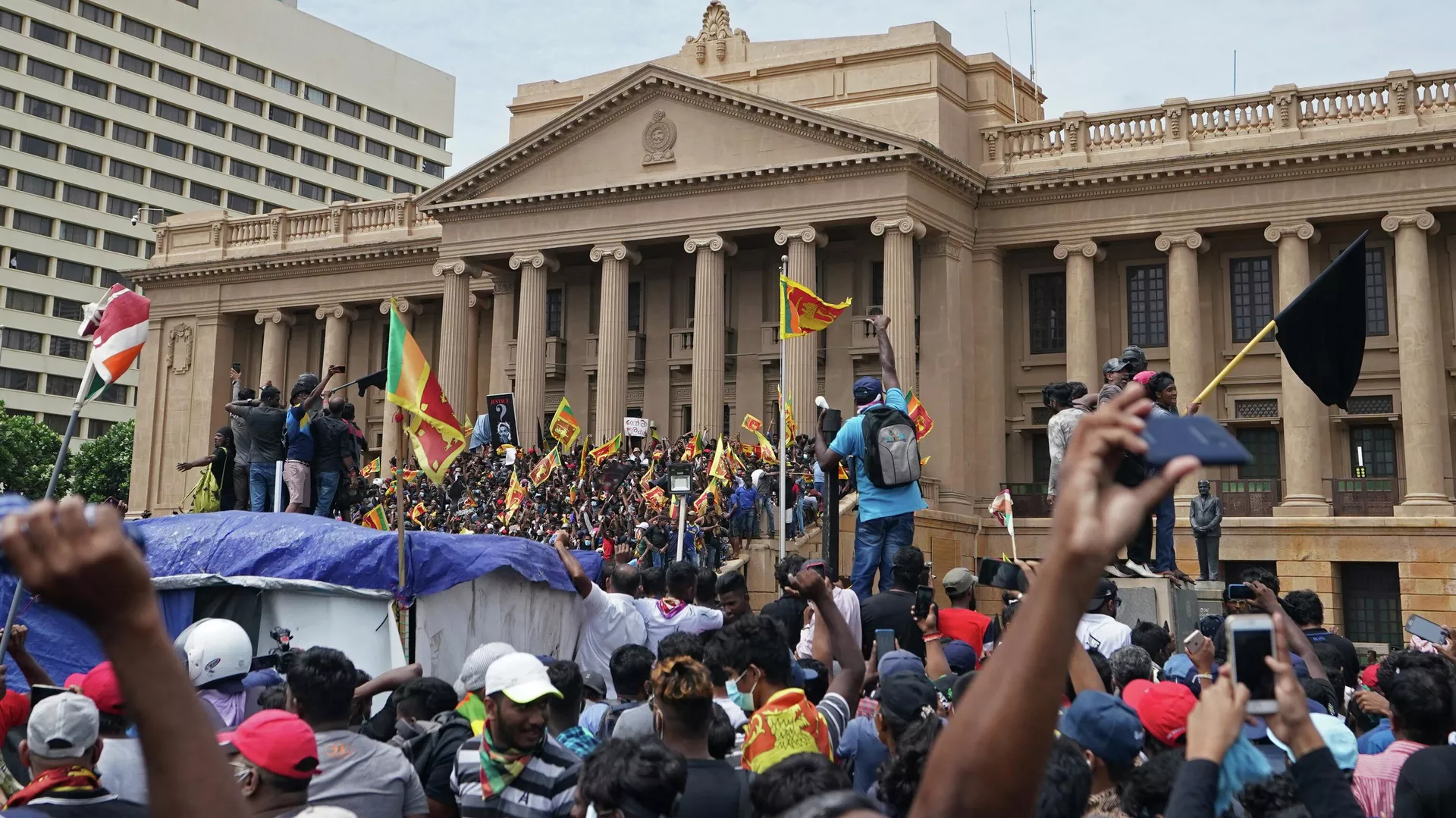 Manifestantes no entorno do escritório presidencial do governo do Sri Lanka, durante protestos, em 9 de julho de 2022, em Colombo, no Sri Lanka Manifestantes no entorno do escritório presidencial do governo do Sri Lanka, durante protestos, em 9 de julho de 2022, em Colombo, no Sri Lanka - Sputnik Brasil, 1920, 09.07.2022