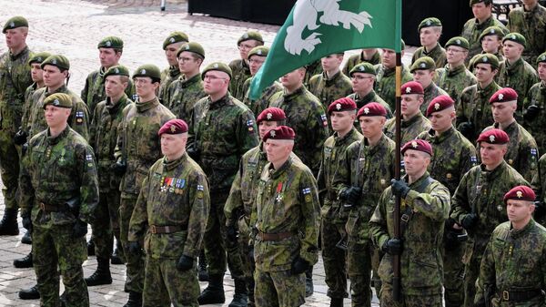 Soldados e outros militares fazem fila durante um desfile nacional na Praça do Senado em Helsinque, em 4 de junho de 2022, quando o país celebra o Dia da Bandeira das Forças de Defesa da Finlândia - Sputnik Brasil