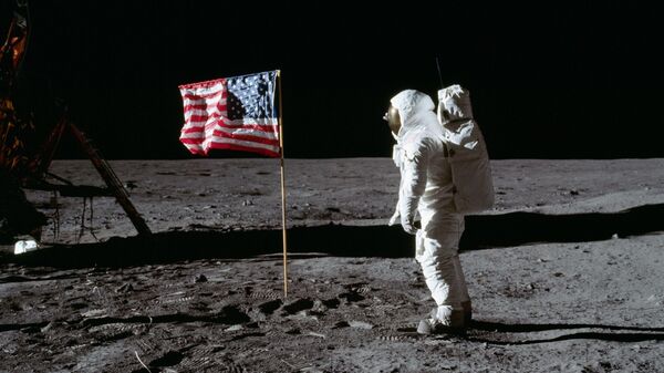 Buzz Aldrin saúda a bandeira dos EUA na Lua (foto de arquivo) - Sputnik Brasil