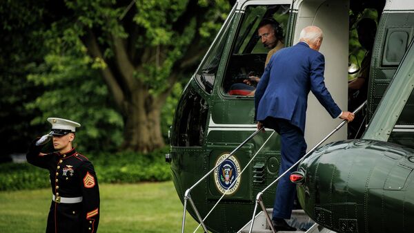 Joe Biden, presidente dos EUA, sobe a bordo do helicóptero Marine One na Casa Branca, Washington, EUA, 8 de julho de 2022 - Sputnik Brasil
