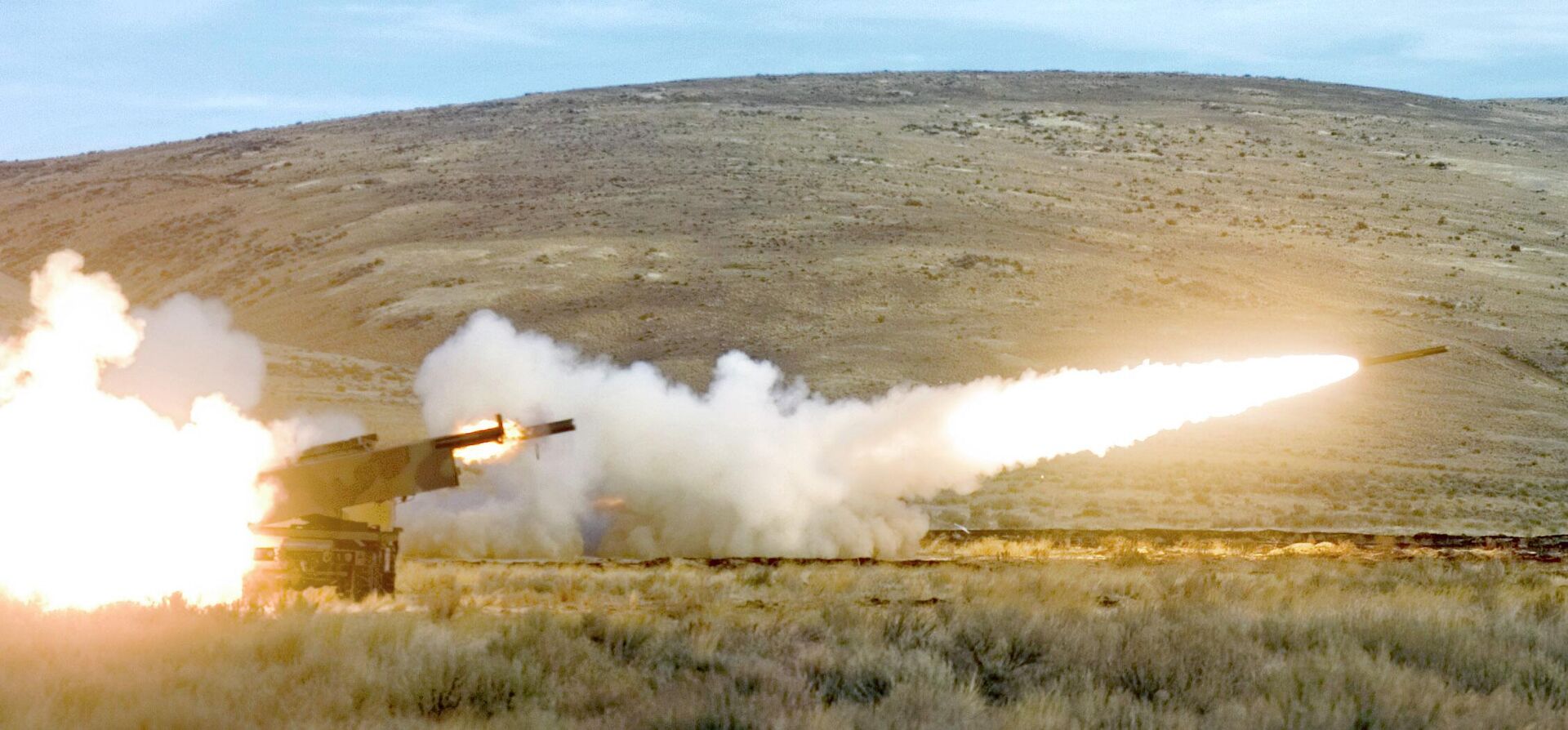 Lançadores de foguetes Himars são disparados durante exercícios militares dos Estados Unidos em Yakima, no estado de Washington, nos EUA, em 1º de novembro de 2007 - Sputnik Brasil, 1920, 13.12.2022