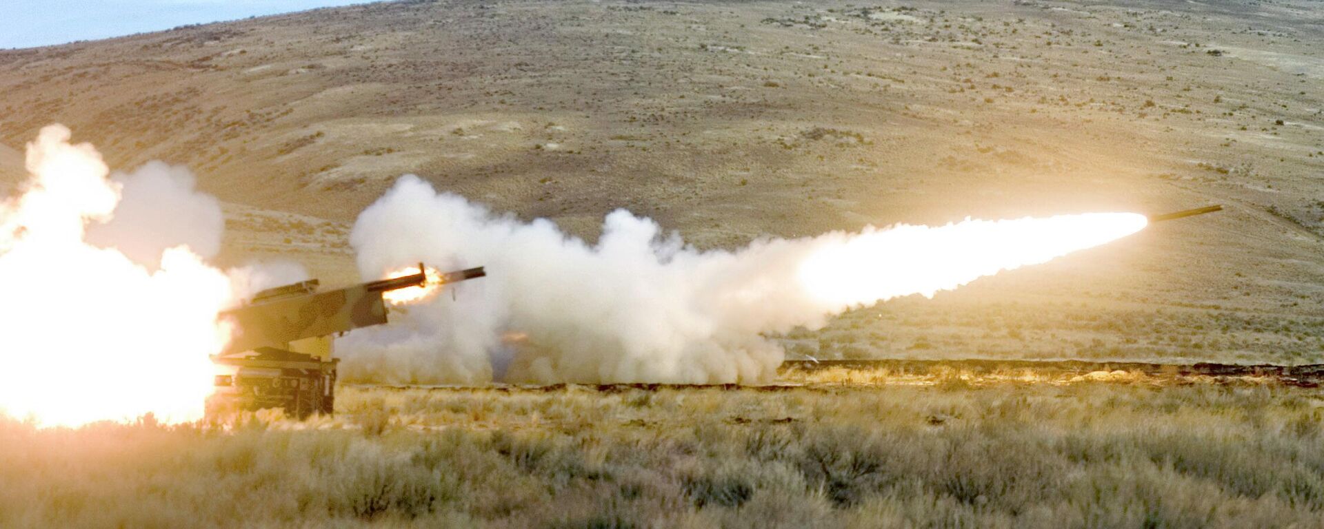 Lançadores de foguetes Himars são disparados durante exercícios militares dos Estados Unidos em Yakima, no estado de Washington, nos EUA, em 1º de novembro de 2007 - Sputnik Brasil, 1920, 26.09.2022