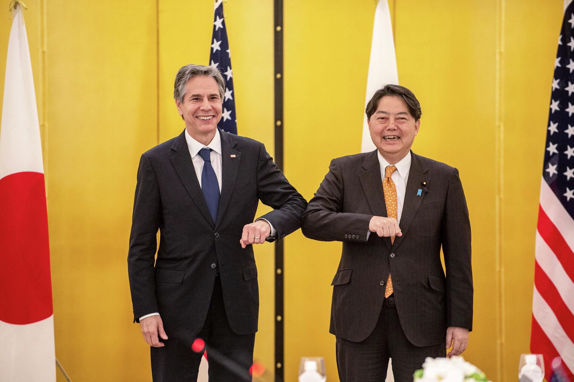 O secretário de Estado dos Estados Unidos, Antony Blinken (à esquerda), cumprimenta o chanceler japonês, Yoshimasa Hayashi (à direita), em Tóquio, 23 de maio de 2022 - Sputnik Brasil, 1920, 13.01.2023
