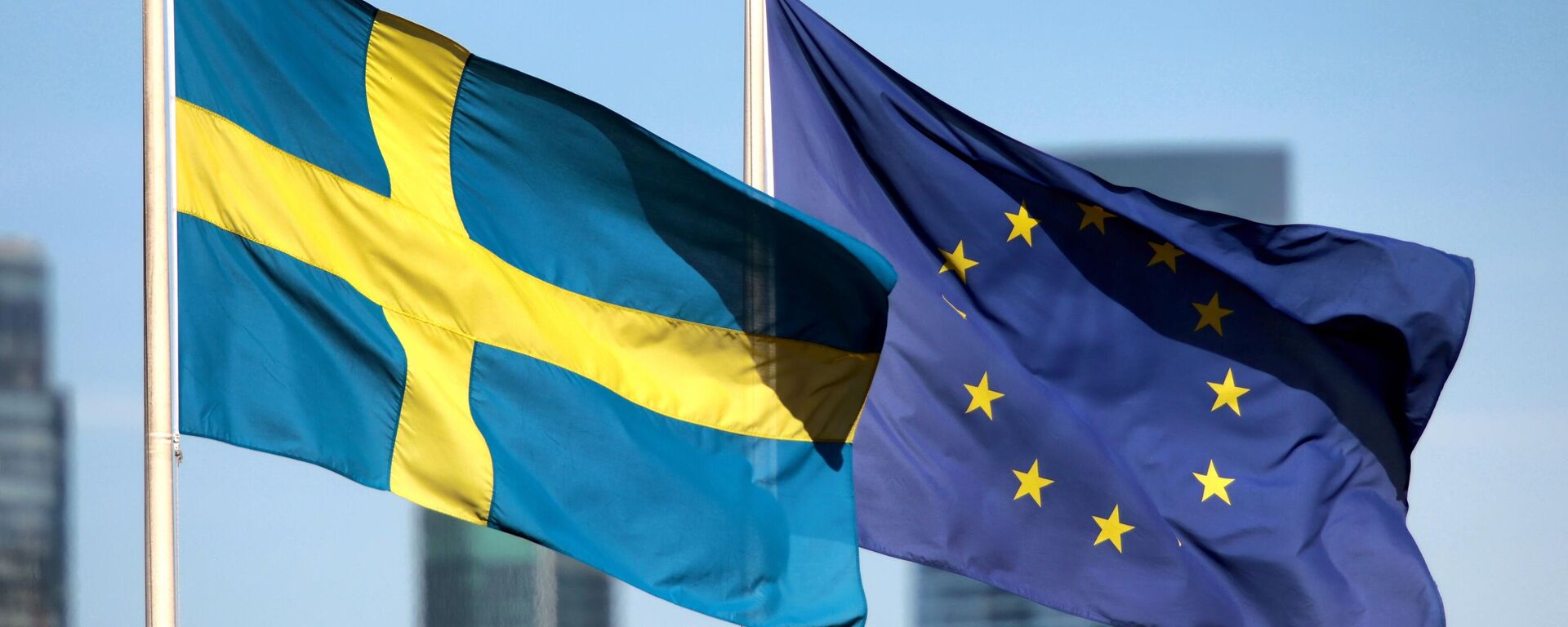 Bandeiras da Suécia e da União Europeia na Embaixada da Suécia em Moscou, 24 de março de 2021 - Sputnik Brasil, 1920, 29.03.2023