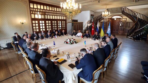 Negociações entre delegações da Turquia, Rússia e Ucrânia e representantes da Organização das Nações Unidas (ONU) na mansão Kalender, em Istambul, Turquia, 13 de julho de 2022 - Sputnik Brasil