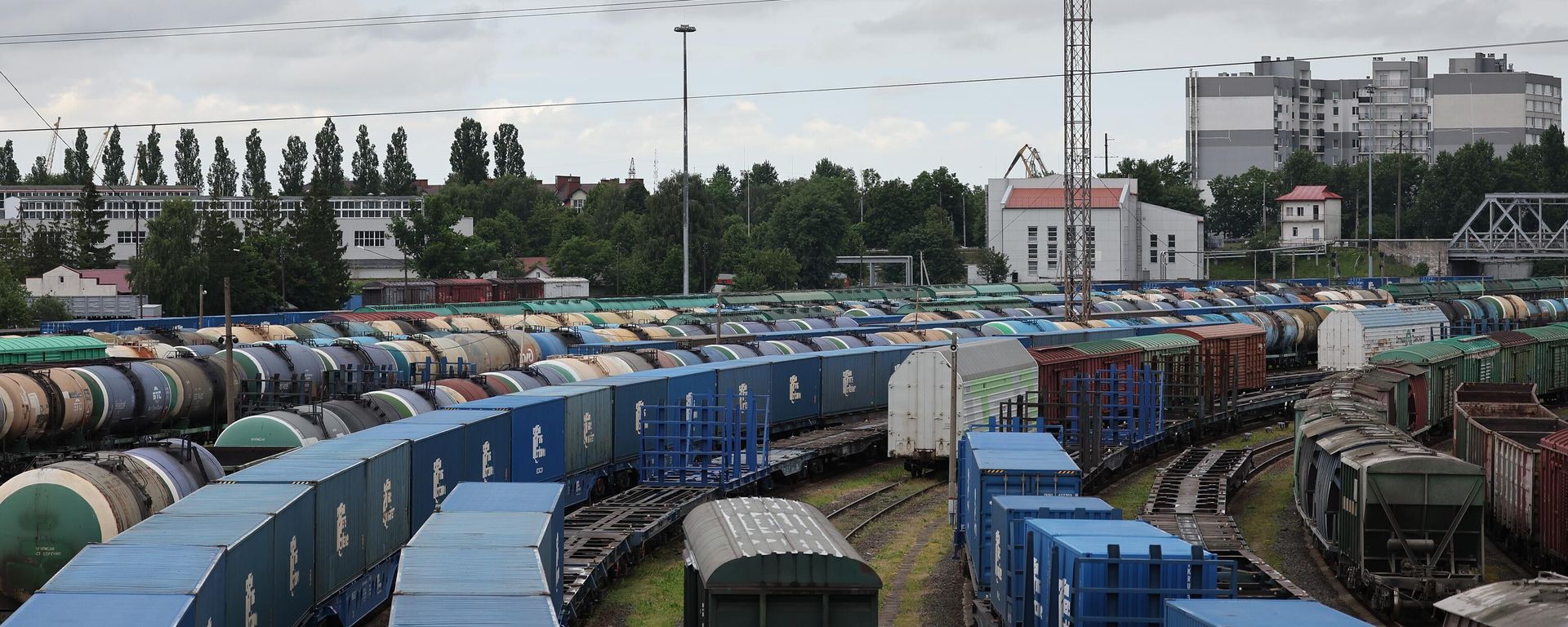 A vista mostra a estação ferroviária Kaliningrado Sortirovochny (Sorting) cheia de trens de carga em Kaliningrado, Rússia, 22 de junho de 2022 A vista mostra a estação ferroviária Kaliningrado Sortirovochny (Sorting) cheia de trens de carga em Kaliningrado, Rússia, 22 de junho de 2022 - Sputnik Brasil, 1920, 13.07.2022