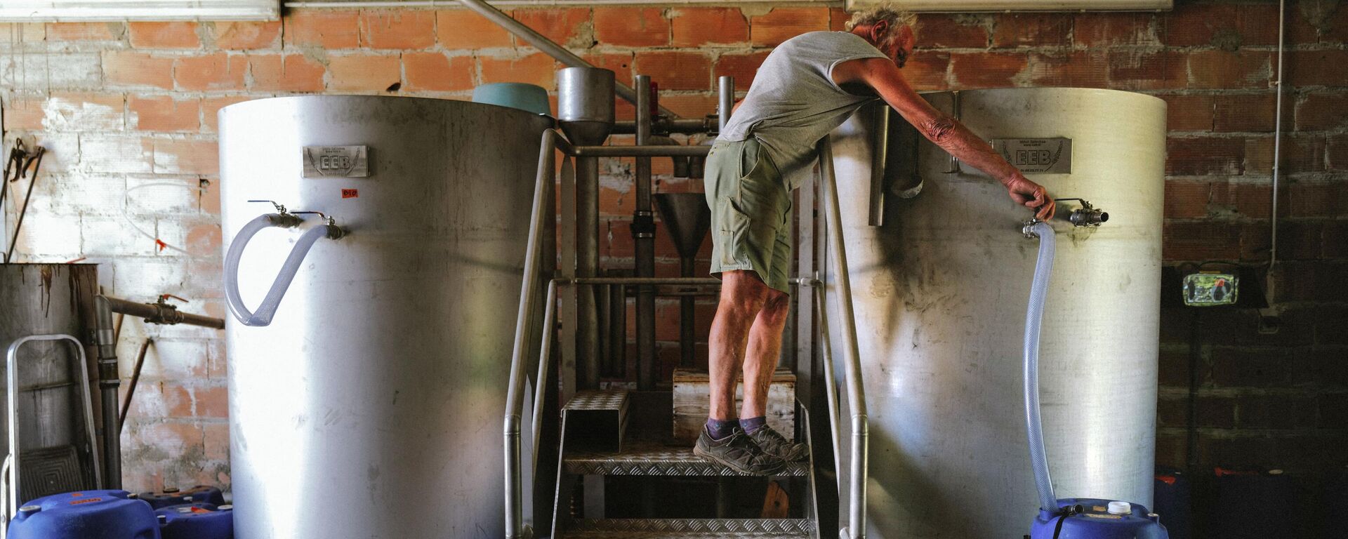 Agricultor trabalha na transformação de lavanda em essência utilizando gás em uma destilaria em Grignan, França, 7 de julho de 2022 - Sputnik Brasil, 1920, 13.07.2022