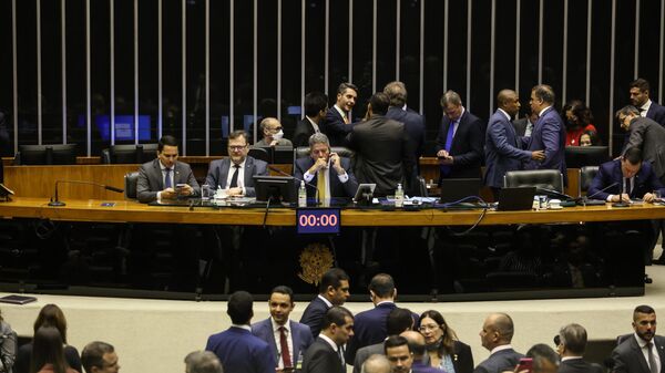 O presidente da Câmara dos Deputados, Arthur Lira, abre sessão para votação da PEC Kamikaze - Sputnik Brasil