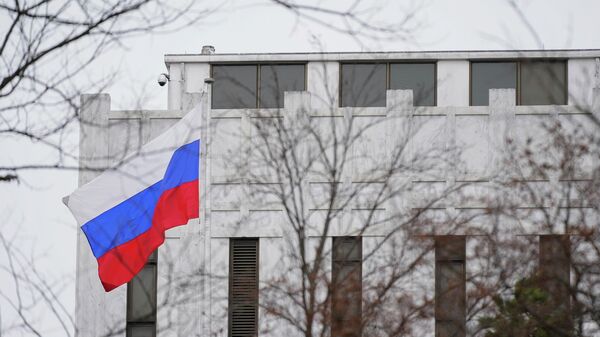 Bandeira russa no exterior da Embaixada da Rússia em Washington, em 24 de fevereiro de 2022 (foto de arquivo) - Sputnik Brasil